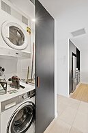 Spacious West End Apartment With Pool & BBQ Access