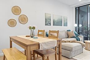 Spacious West End Apartment With Pool & BBQ Access