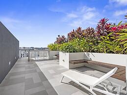 Spacious West End Apartment With Pool & BBQ Access