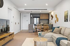 Spacious West End Apartment With Pool & BBQ Access
