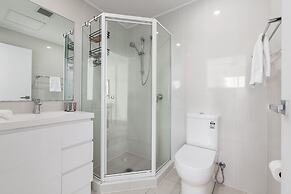 Bright 2-bed Apartment With Balcony & Garage