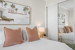 Bright 2-bed Apartment With Stunning Ocean Views