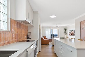 Bright 2-bed Apartment With Stunning Ocean Views