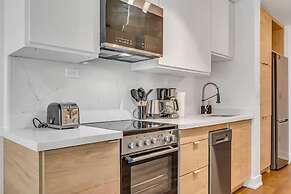 HostlyStays Luxury Suites