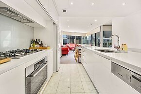 Canberra Lakefront 2-bed With Pool,