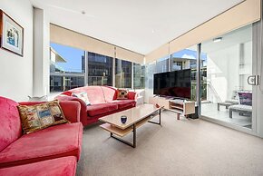Canberra Lakefront 2-bed With Pool,