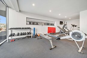 Canberra Lakefront 2-bed With Pool,