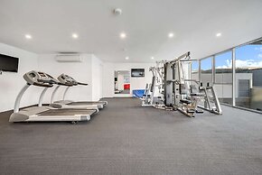 Canberra Lakefront 2-bed With Pool,