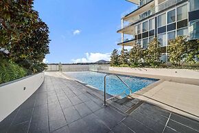 Canberra Lakefront 2-bed With Pool,