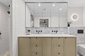Bright 2-bed New Farm Apartment With Private Patio