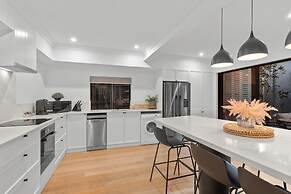 Bright 2-bed New Farm Apartment With Private Patio