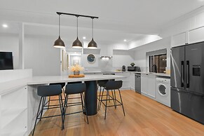 Bright 2-bed New Farm Apartment With Private Patio