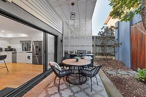 Bright 2-bed New Farm Apartment With Private Patio