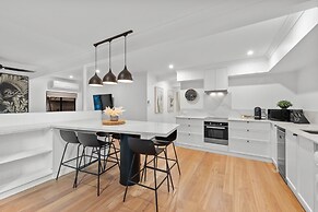 Bright 2-bed New Farm Apartment With Private Patio