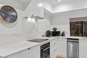 Bright 2-bed New Farm Apartment With Private Patio