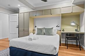 Bright 2-bed New Farm Apartment With Private Patio