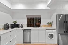 Bright 2-bed New Farm Apartment With Private Patio