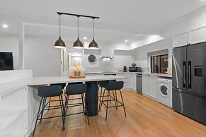 Bright 2-bed New Farm Apartment With Private Patio