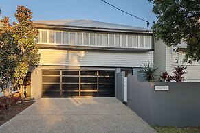 Bright 2-bed New Farm Apartment With Private Patio