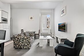 Bright 1-bed Apartment Steps From Collins Street