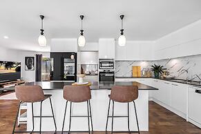 Family-friendly Home With Private Pool and BBQ
