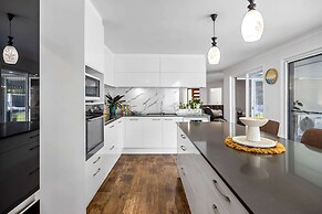 Family-friendly Home With Private Pool and BBQ
