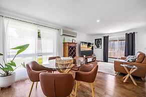 Family-friendly Home With Private Pool and BBQ