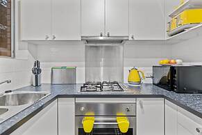 Charming 2-bed Terrace in Prestigious Ascot