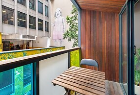Sleek & Central 2-bed Apartment in Melbourne