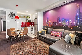 Sleek & Central 2-bed Apartment in Melbourne
