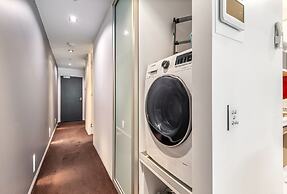 Sleek & Central 2-bed Apartment in Melbourne