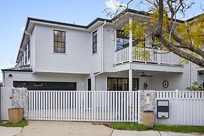 Spacious 3-bed Clayfield House With Patio and BBQ