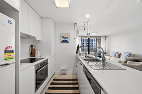 Elegant 2-bed With Pool, Alfresco Dining & Balcony
