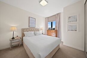 Elegant 2-bed With Pool, Alfresco Dining & Balcony