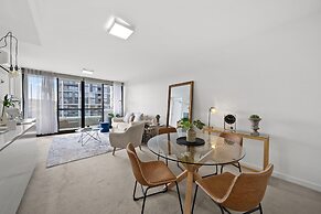 Elegant 2-bed With Pool, Alfresco Dining & Balcony
