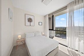 Elegant 2-bed With Pool, Alfresco Dining & Balcony