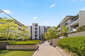 Elegant 2-bed With Pool, Alfresco Dining & Balcony