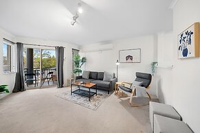 Stylish 1-bed Stay With Balcony & Study