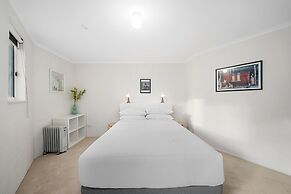 Stylish 1-bed Stay With Balcony & Study