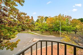 Stylish 1-bed Stay With Balcony & Study