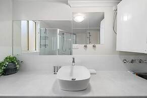 Stylish 1-bed Stay With Balcony & Study