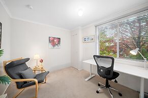 Stylish 1-bed Stay With Balcony & Study