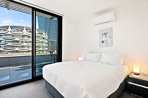 Bright 2-bed Retreat With Pool, Gym & Sauna Access