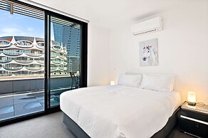 Bright 2-bed Retreat With Pool, Gym & Sauna Access