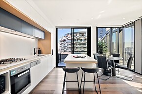 Bright 2-bed Retreat With Pool, Gym & Sauna Access