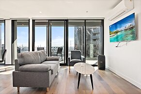 Bright 2-bed Retreat With Pool, Gym & Sauna Access