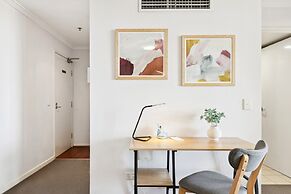 2-bed City Abode With Swimming Pool, Gym & Views