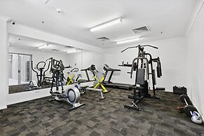 2-bed City Abode With Swimming Pool, Gym & Views