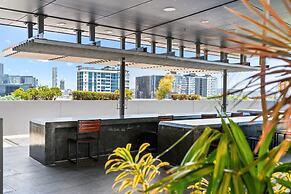 Elegant 2-bed With Rooftop Dining & Fabulous Views