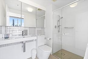 Elegant 2-bed With Rooftop Dining & Fabulous Views
